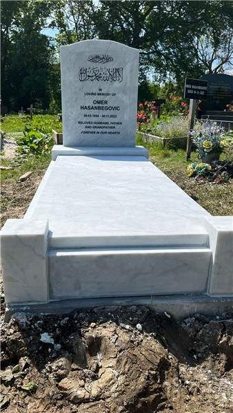 Pale memorial with a full cover