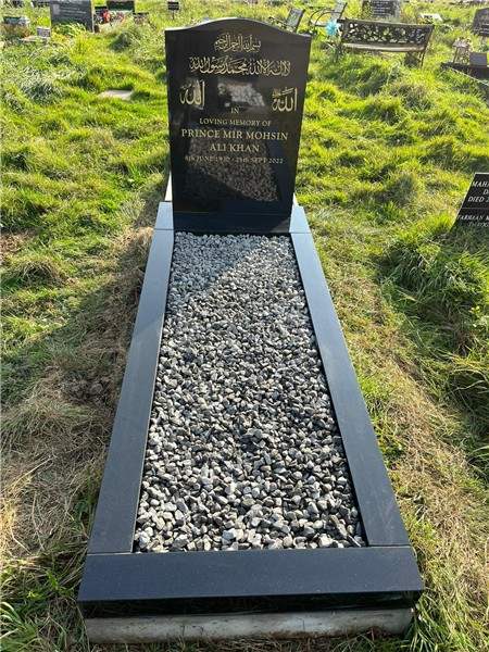 Dark memorial with grey chippings