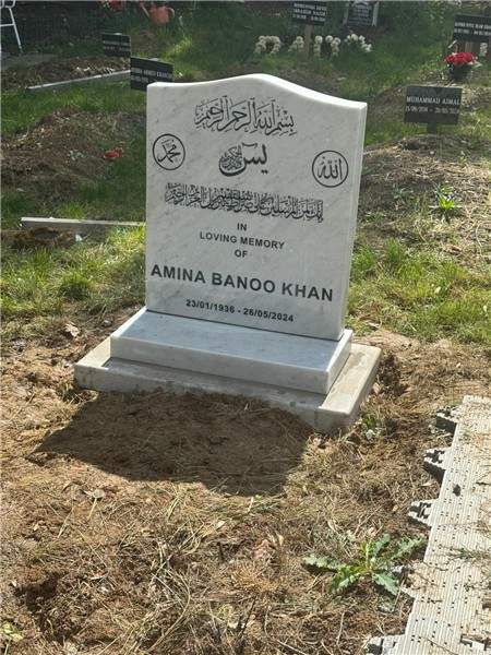 Pale headstone on a light base