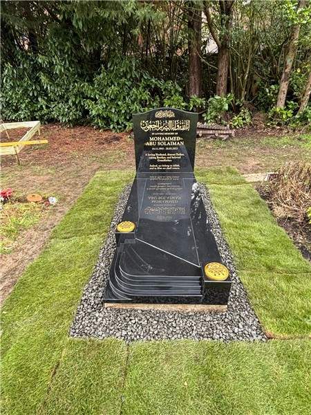 Dark memorial with a sculpted full cover