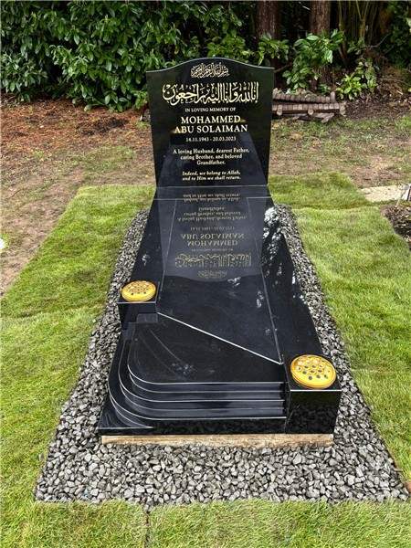 Dark memorial with a sculpted full cover