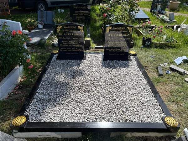 Wide memorial with grey chippings